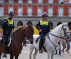 İki subay zabıta Madrid Süvari Bölüğü